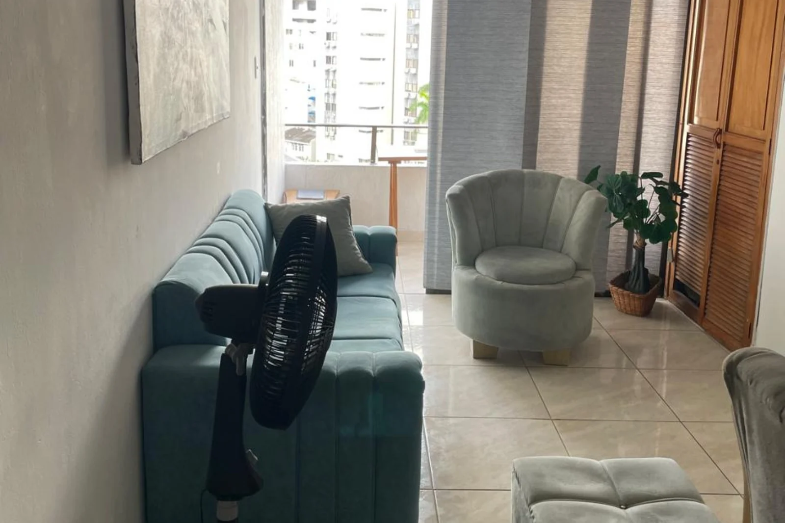 Vista de la sala con sofacama doble y sillas señoriales v