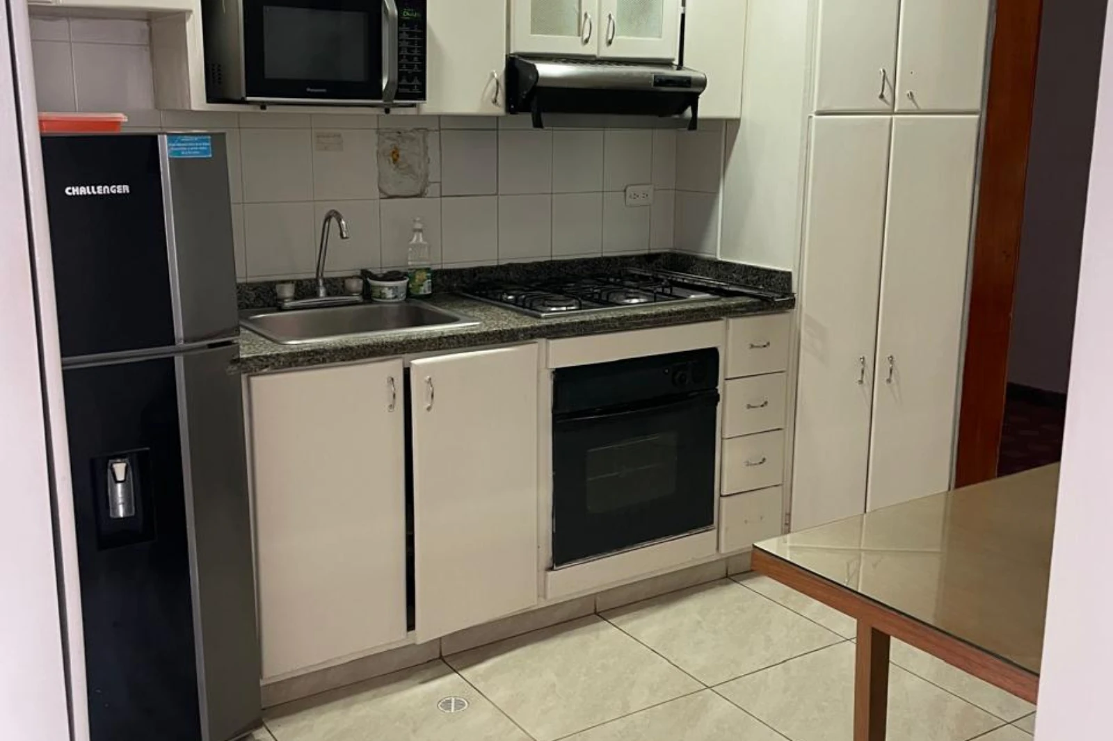 Cocina con todo el equipamento para una memorable estadia