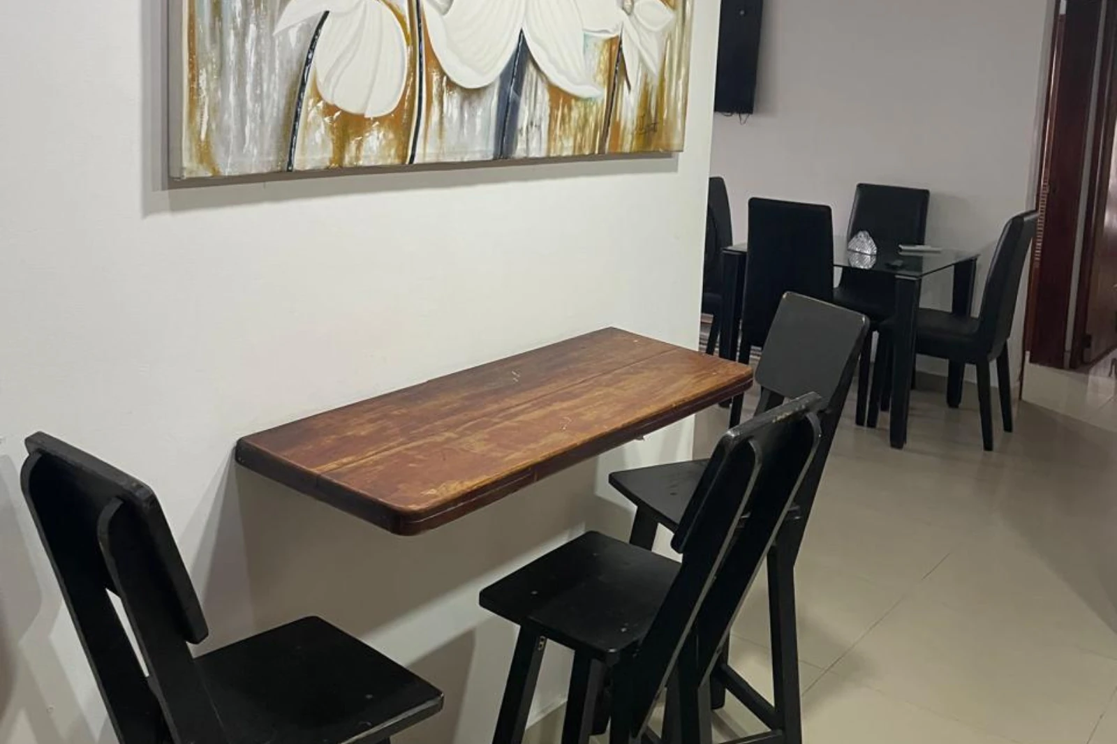 Mesa de apoyo al comedor en la mejor suite dos alcobas Cartagena Escape Plaza, Apartamento 901AM en Bocagrande