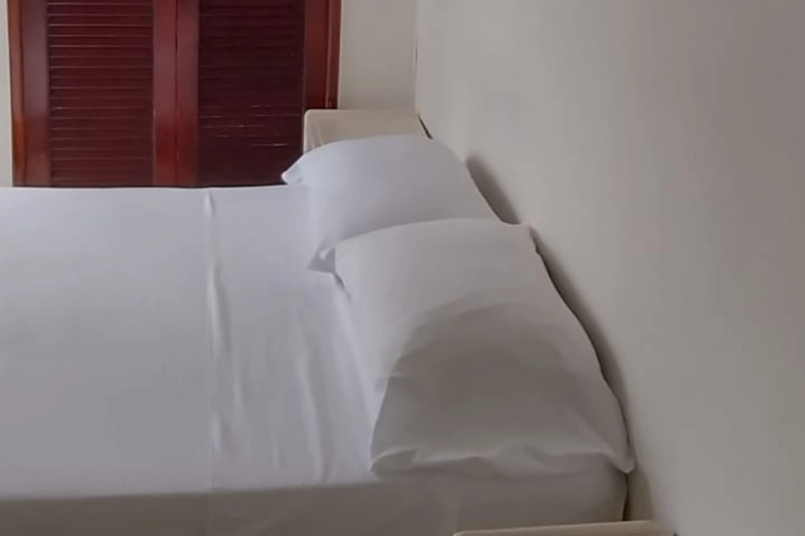 Cama doble matrimonial de la alcoba principal del Apartamento Moderno en Cartagena Escape Plaza 401AM en Bocagrande