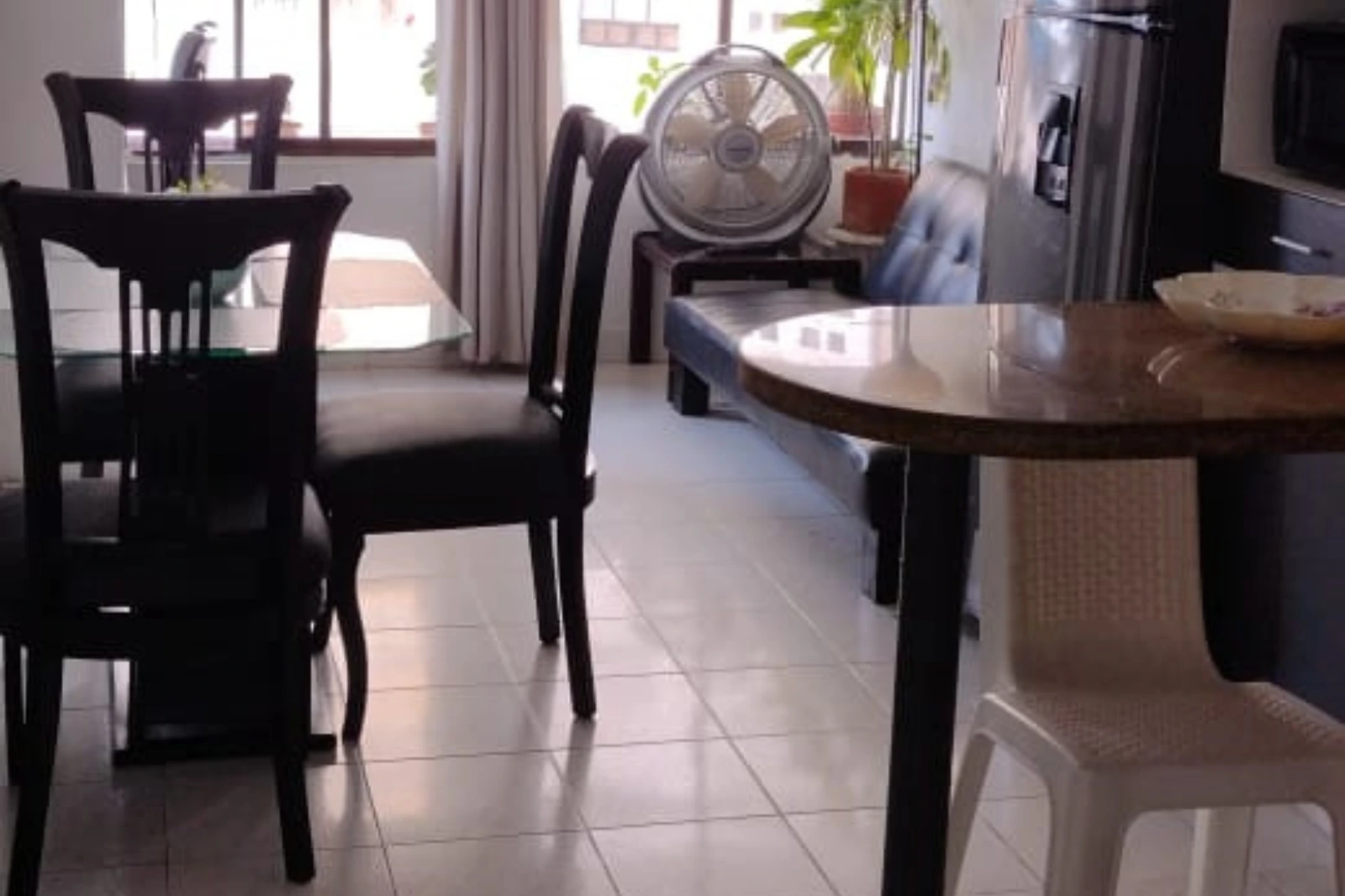 Vista detalle del comedor y sala en madera del Apartamento Moderno en Cartagena Escape Plaza 401AM en Bocagrande