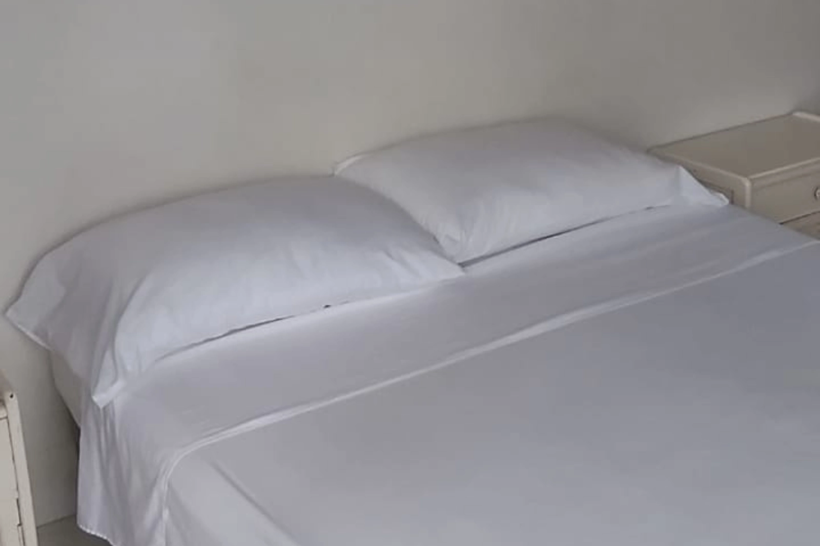 Cama doble matrimonial de la alcoba principal del Apartamento Moderno en Cartagena Escape Plaza 401AM en Bocagrande