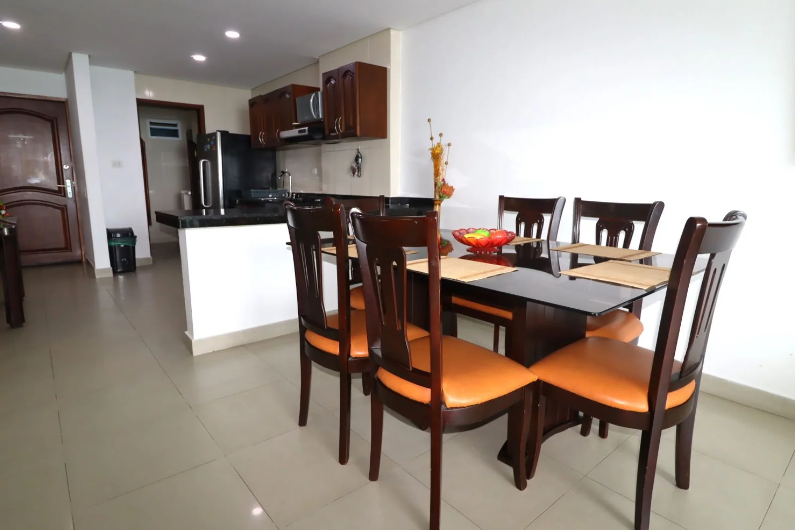 Detalle del comedor con una vista de la cocina en el Apartamento 2 Alcobas Edificio Torres del Lago 701B