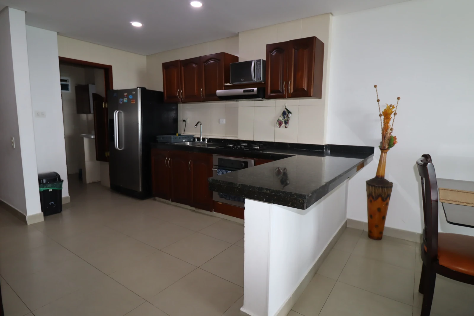 Detalle de la cocina que se entrega con nevera, estufa, licuadora, sanduchera, ollas y vajilla para todo el grupo. en el Apartamento 2 Alcobas Edificio Torres del Lago 701B