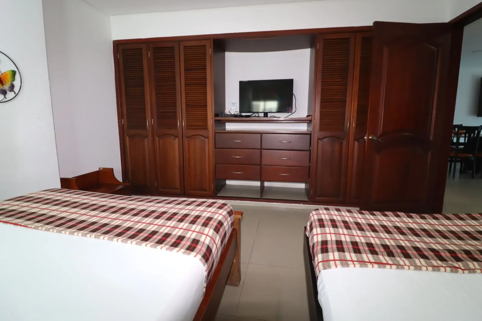 Alcoba Auxiliar con dos camas, una cama tipo QUEEN y otra cama sencilla para un total de 3 personas
