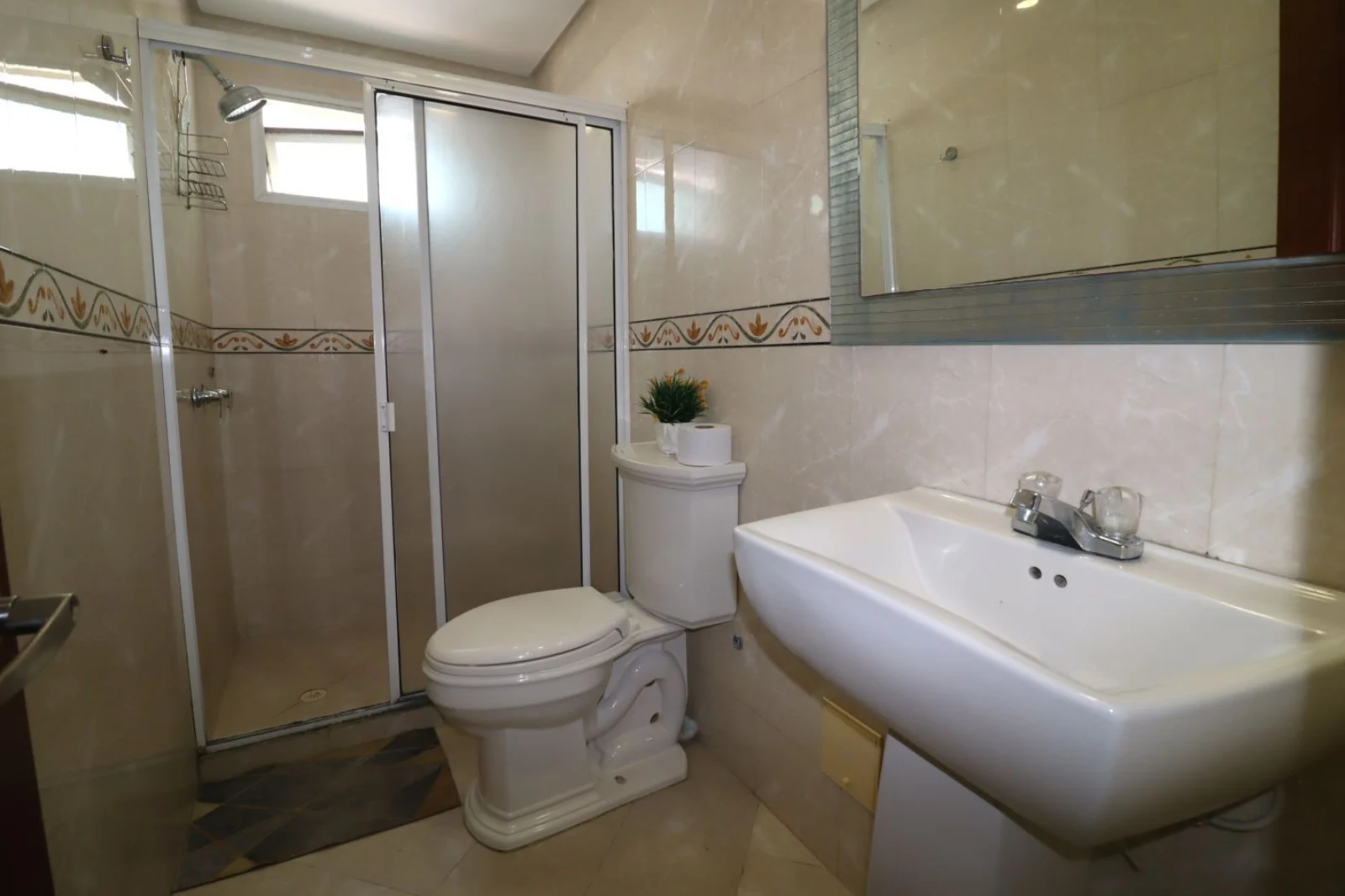 Baño interno de la alcoba auxiliar