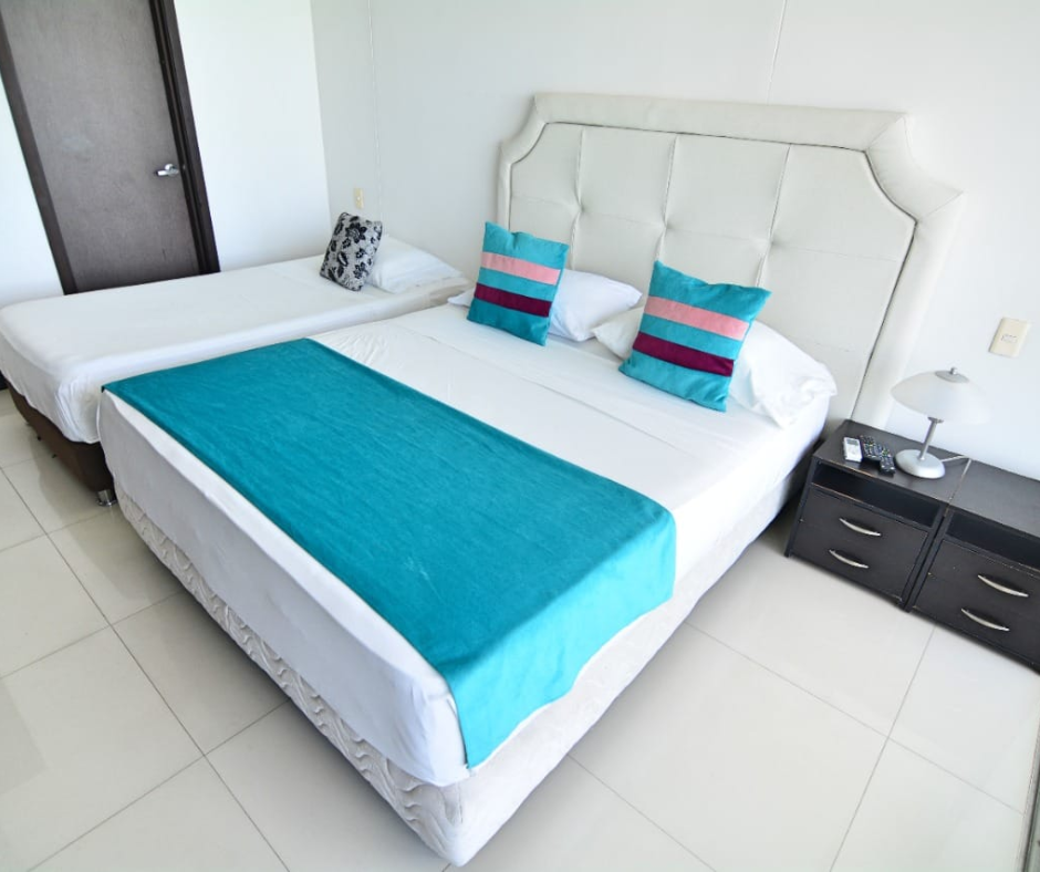 Alcoba Principal con Cama Doble matrimonial mas cama sencilla Palmetto Eliptic 1 Habitación: Confort y Diseño en Bocagrande