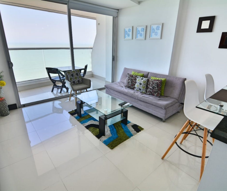 Sala Comedor del apartamento con salida al balcón del apartamento en Palmetto Eliptic 1 Habitación: Confort y Diseño en Bocagrande