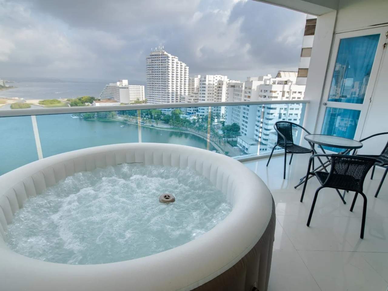 balcón con jacuzzi del apartamento 1607 edificio Poseidón del Caribe con jacuzzi