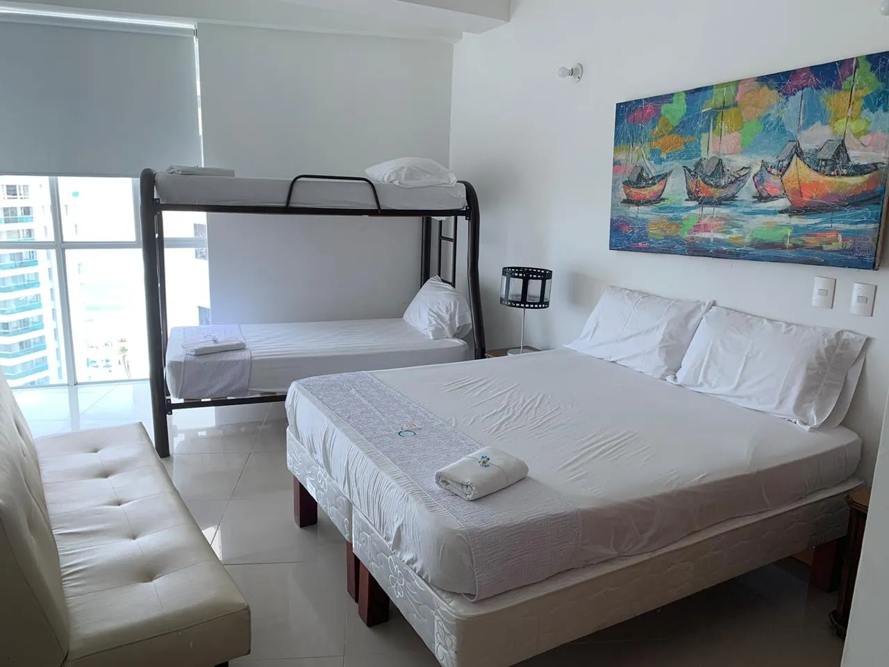 Habitación Auxiliar con una cama doble mas un camarote de dos literas mas un sofacama del apartamento 1607 edificio Poseidón del Caribe con jacuzzi