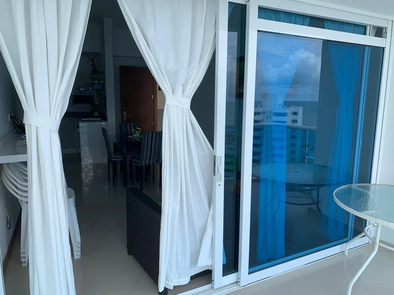 Salida al balcón del apartamento 1607 edificio Poseidón del Caribe con jacuzzi