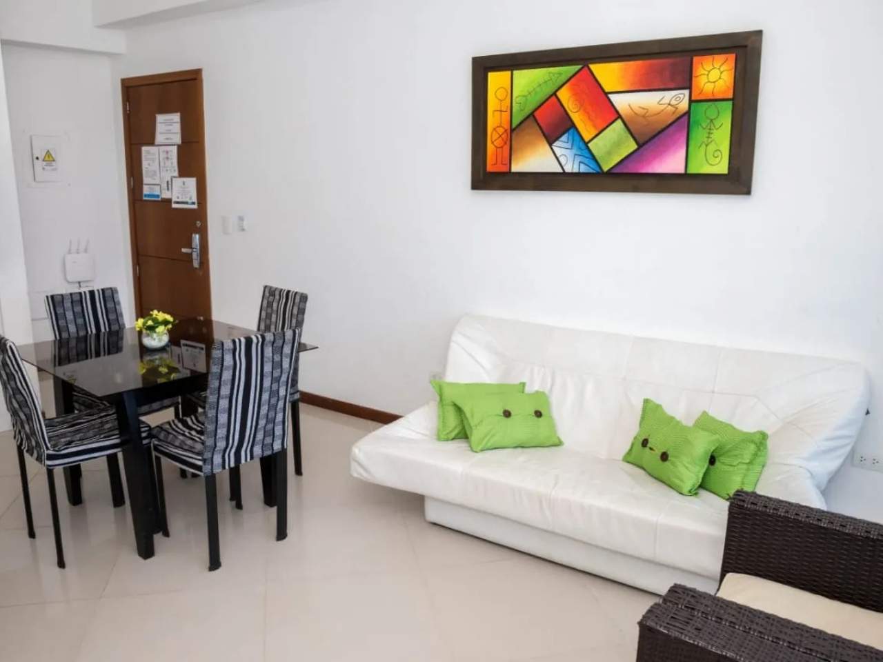 Sala con sofacama doble del apartamento 1607 edificio Poseidón del Caribe con jacuzzi