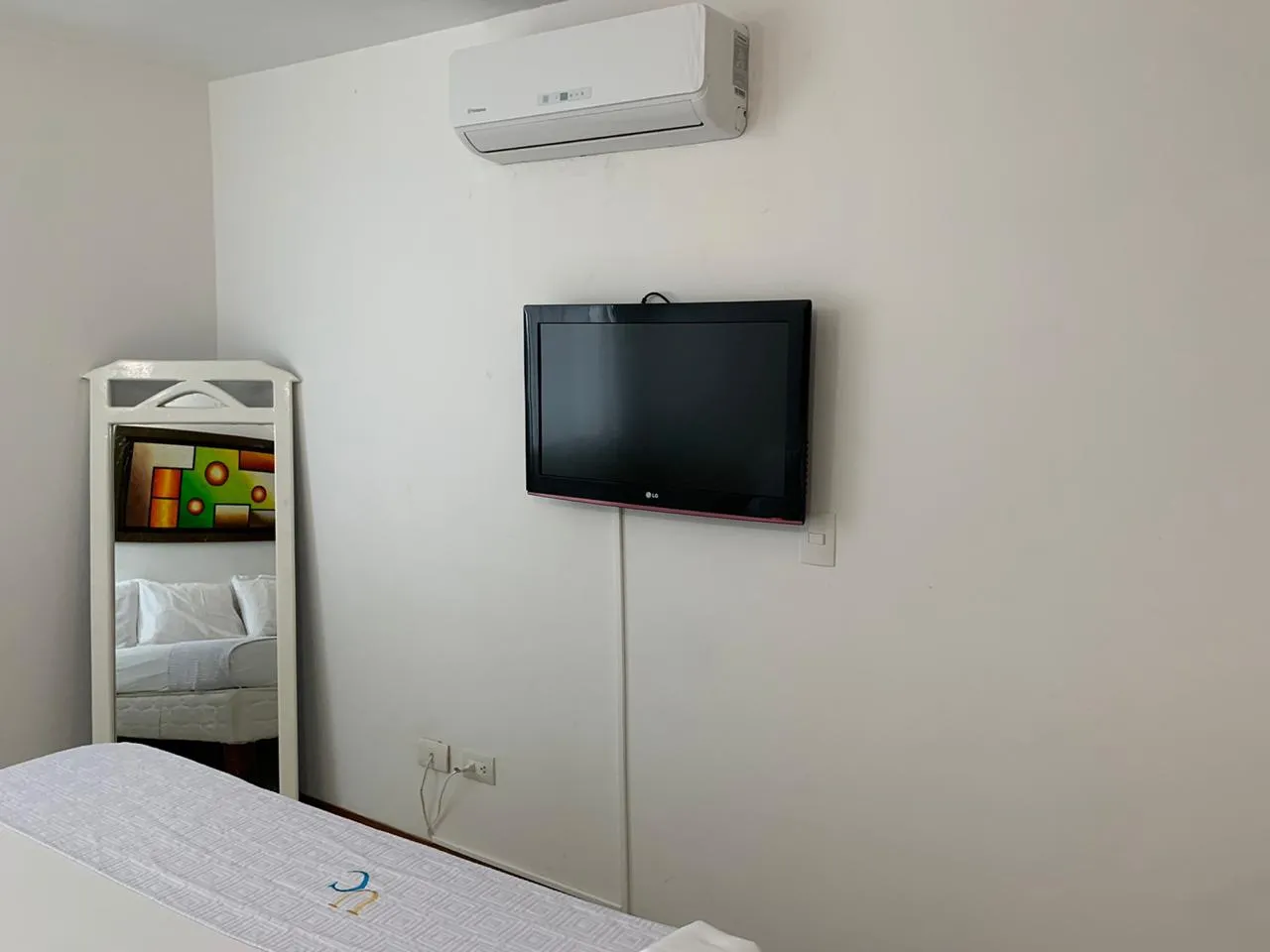Habitacion con televisor del apartamento 1607 edificio Poseidón del Caribe con jacuzzi