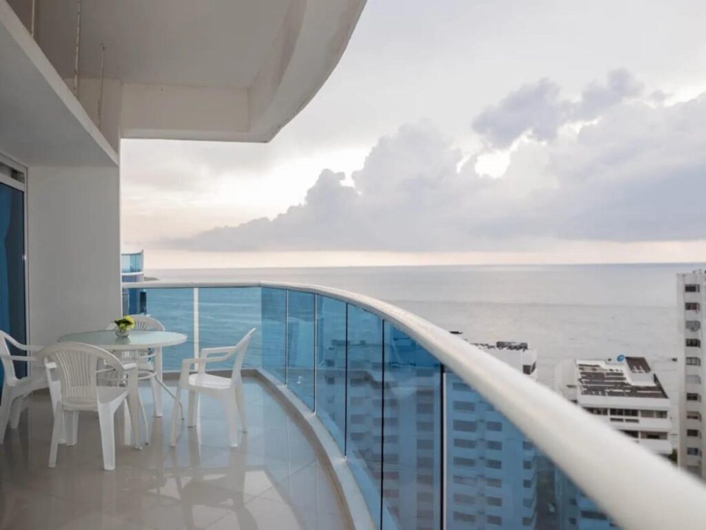 Vista general del balcón del apartamento 1607 edificio Poseidón del Caribe con jacuzzi