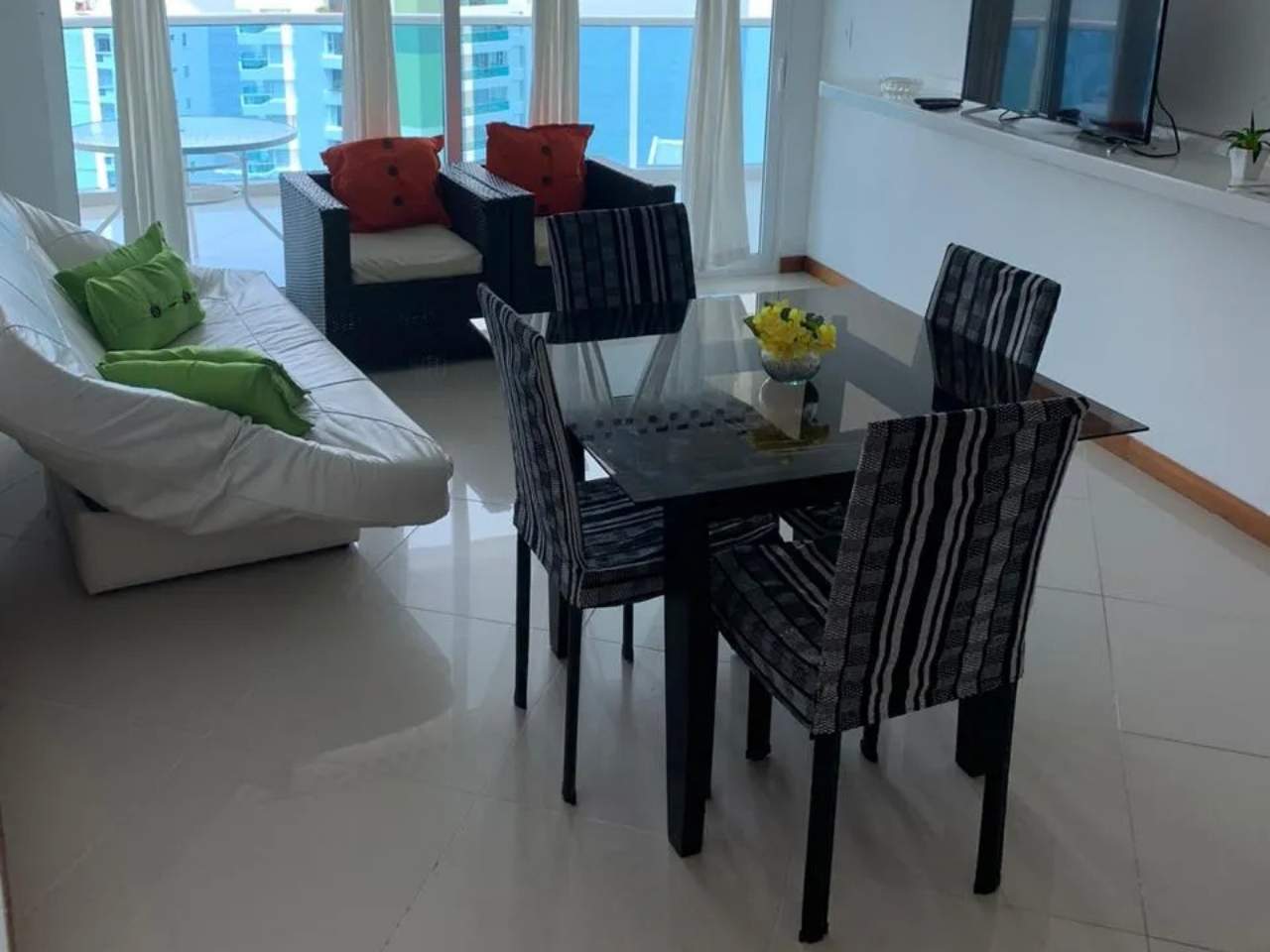 Sala comedor del apartamento 1607 edificio Poseidón del Caribe con jacuzzi