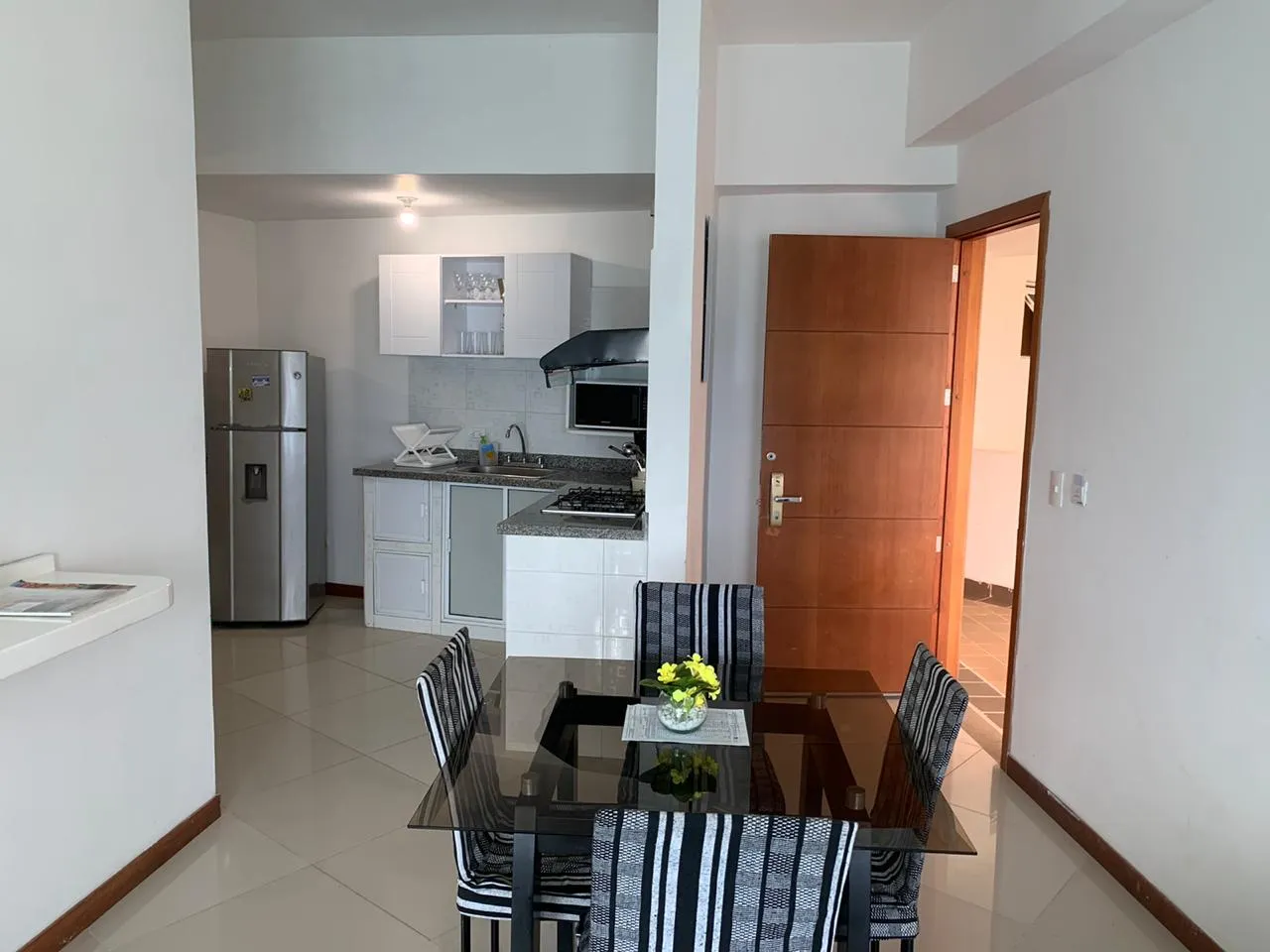 Comedor de cuatro puestos del apartamento 1607 edificio Poseidón del Caribe con jacuzzi