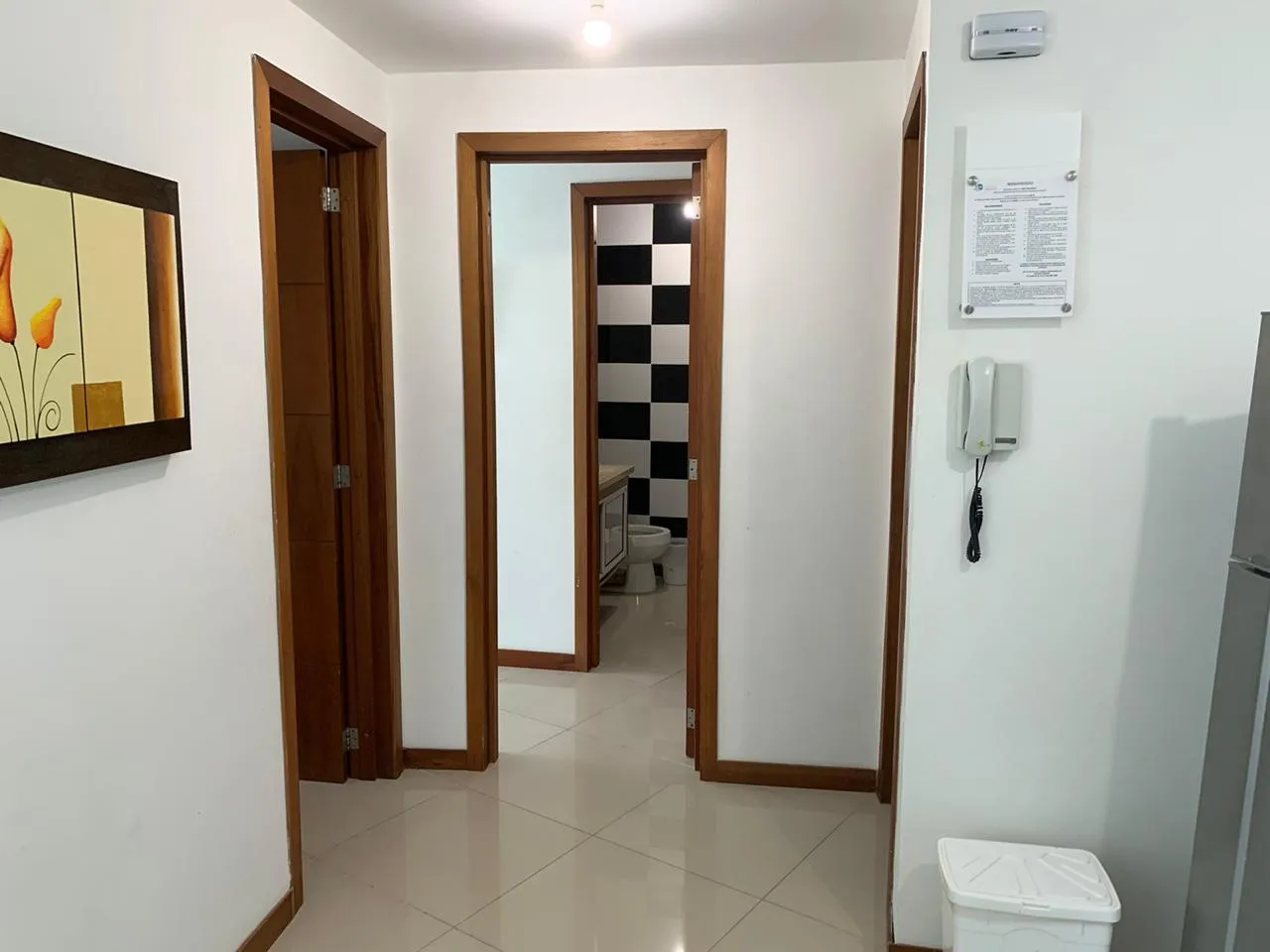 Pasillo interno que conduice a las habitaciones del apartamento 1607 edificio Poseidón del Caribe con jacuzzi