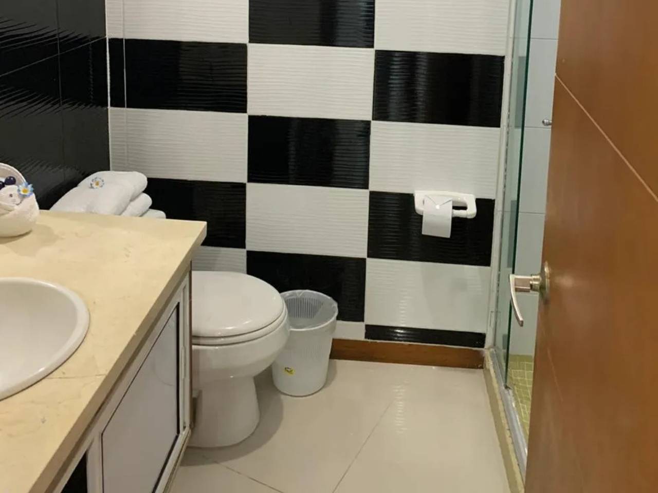 Segundo baño impecable del apartamento 1607 edificio Poseidón del Caribe con jacuzzi