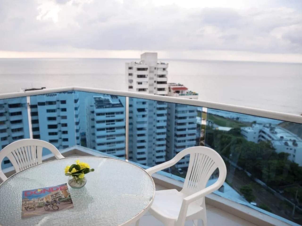 La otra esquina del balcón del apartamento 1607 edificio Poseidón del Caribe con jacuzzi