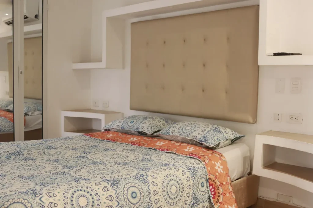 Alcoba Principal con cama doble matrimonial 602AT apartamento dos alcobas Cartagena Escape Plaza