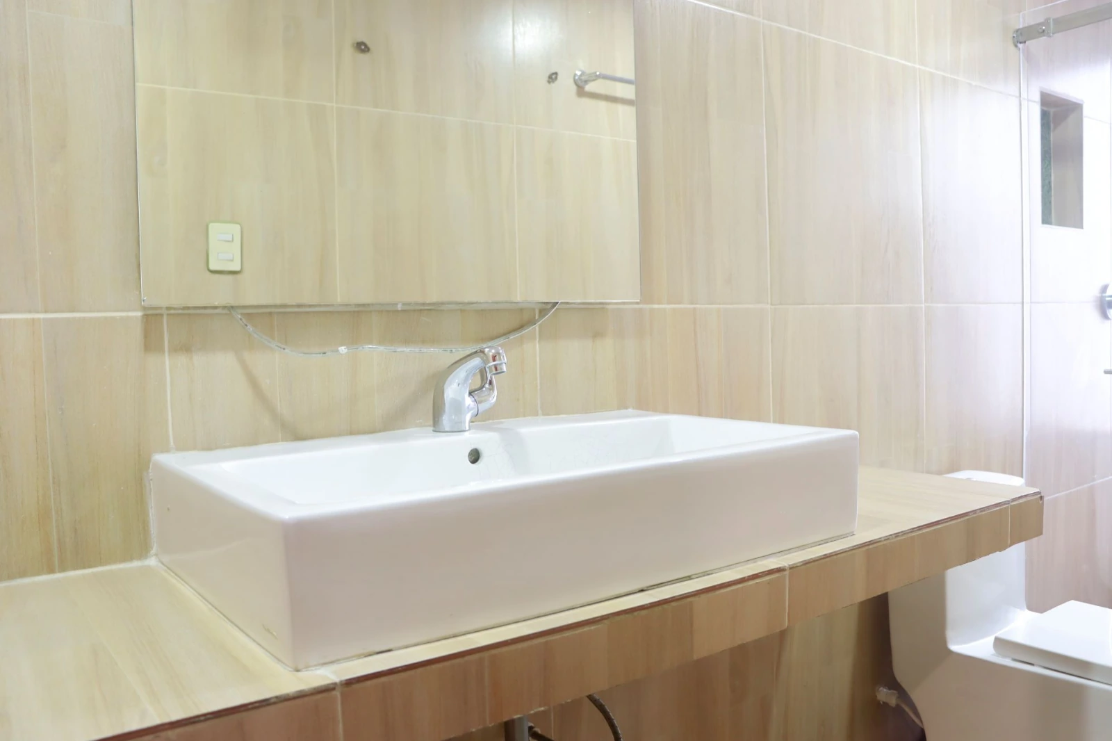 Baño de la alcoba Principal unidad 602AT apartamento dos alcobas Cartagena Escape Plaza