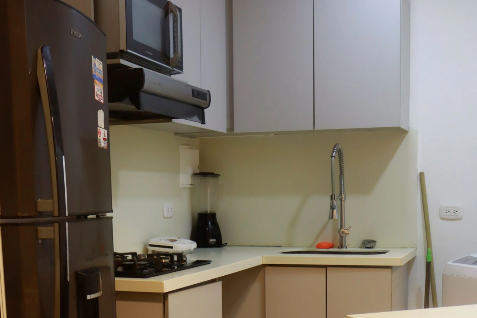 Cocina con electrodomésticos unidad 602AT apartamento dos alcobas Cartagena Escape Plaza