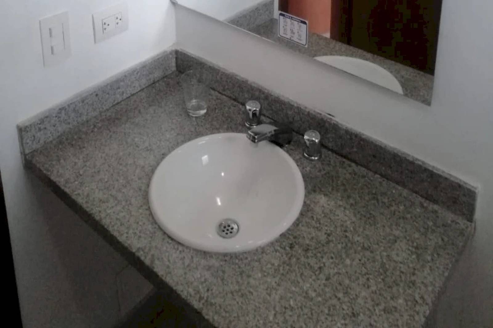 Baño auxiliar del apartamento. Disfruta Vacaciones Poseidón del Caribe Apartamento 706 Tres Alcobas El Laguito Cartagena
