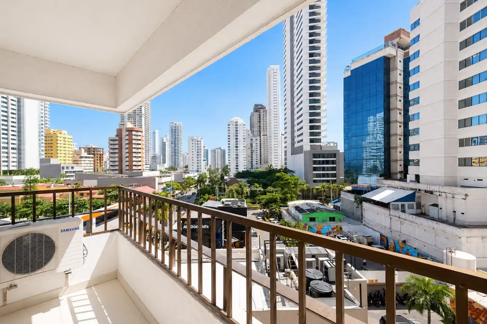 Vista desde un blacon del apartament5o vacacional en el Edificio Cartagena Escape Plaza