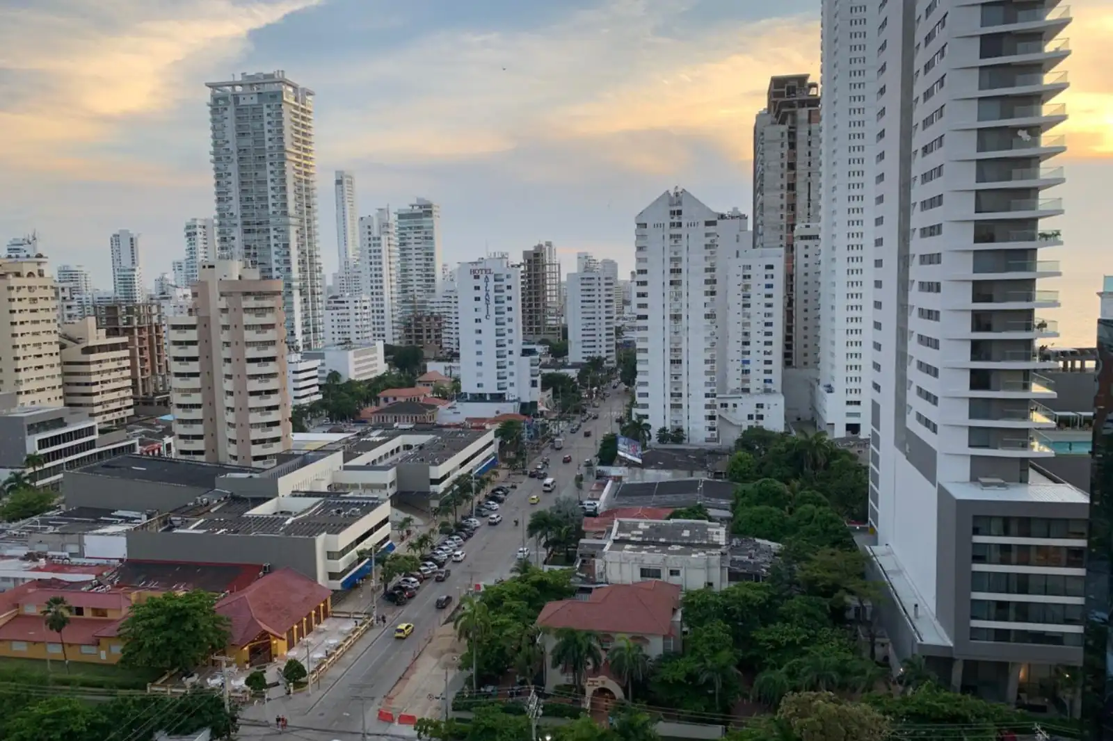 Vista de la Avenida San Martin con calle 9 en el barrio Bocagrande, desde el balcón del edificio Cartagena Escape Plaza