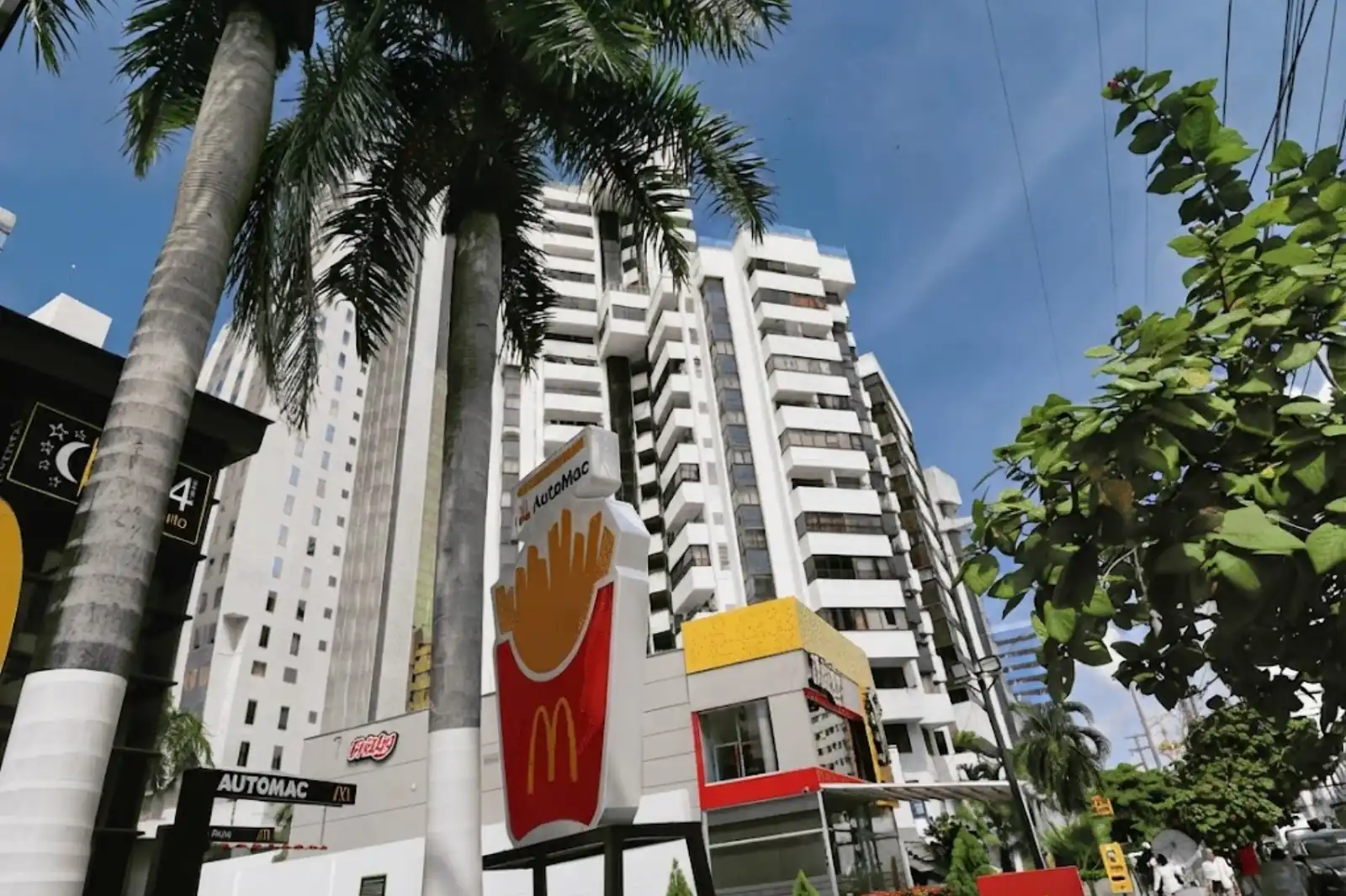 Fachada del edificio Cartagena Escape Plaza desde la Avenida San Martín de Bocagrande