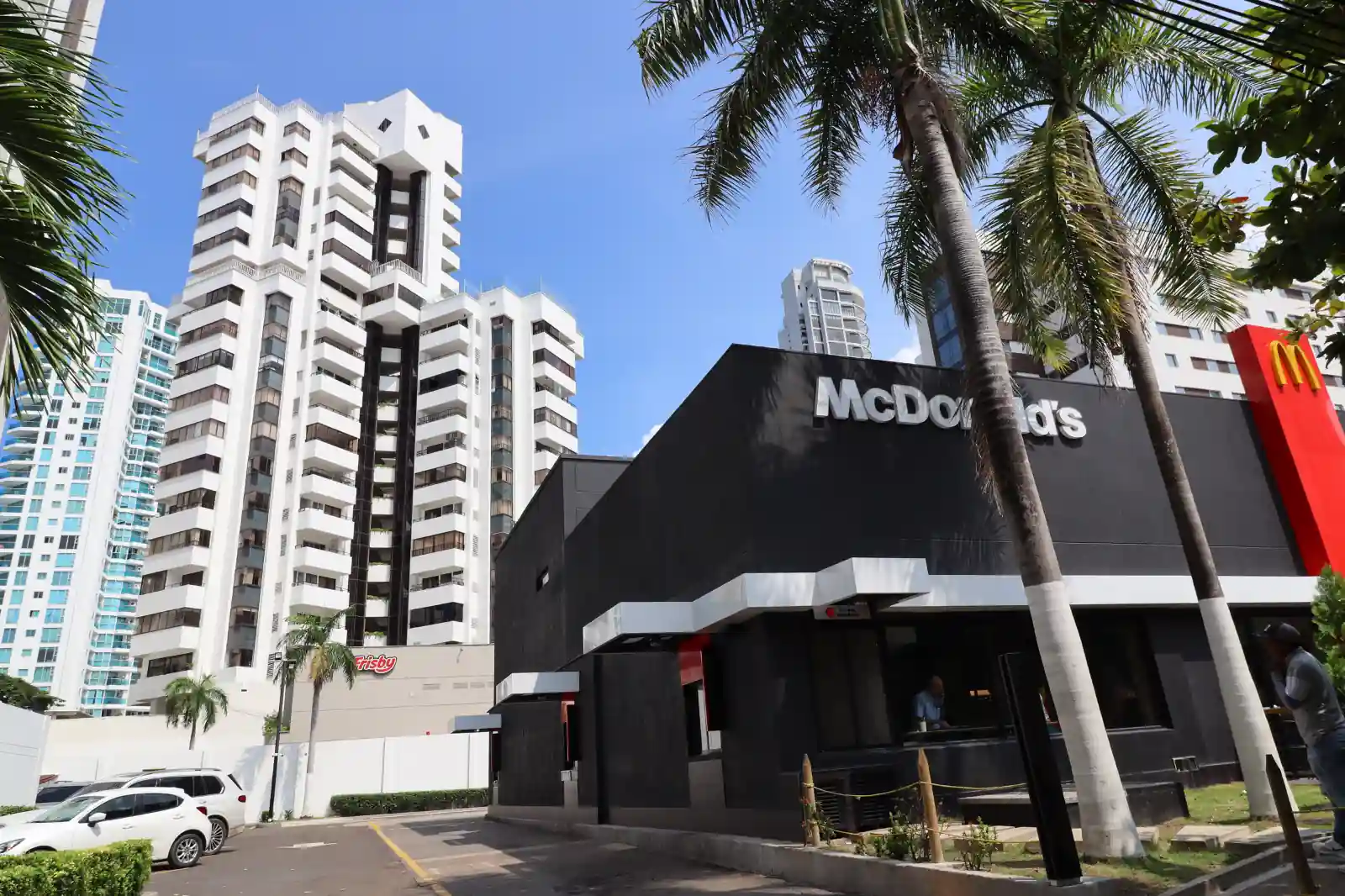 Vista del Edificio Cartagena Escape Plaza desde la calle 9. Se atraviesa en la vista el restaurante MacDonalds