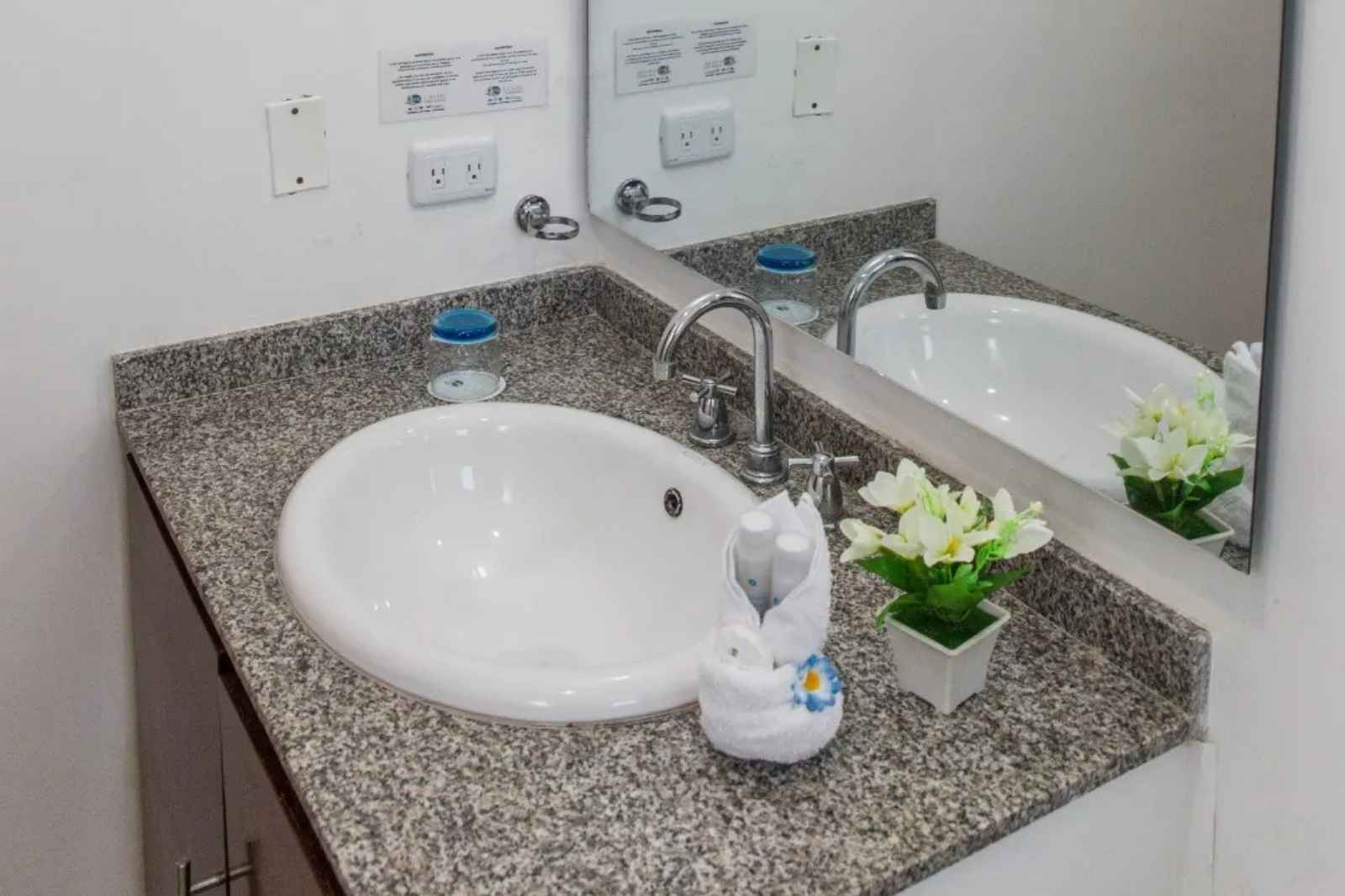 Baño Principal del Apartamento 1801 tu mejor estancia Poseidón del Caribe en el barrio El Laguito