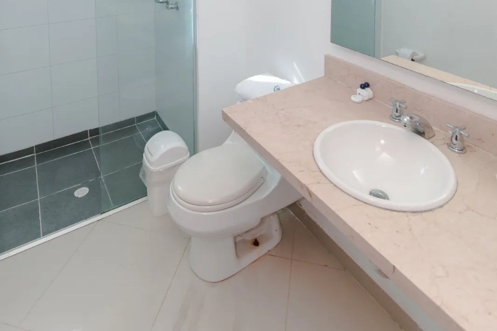 Baño auxiliar suites poseidon del caribe