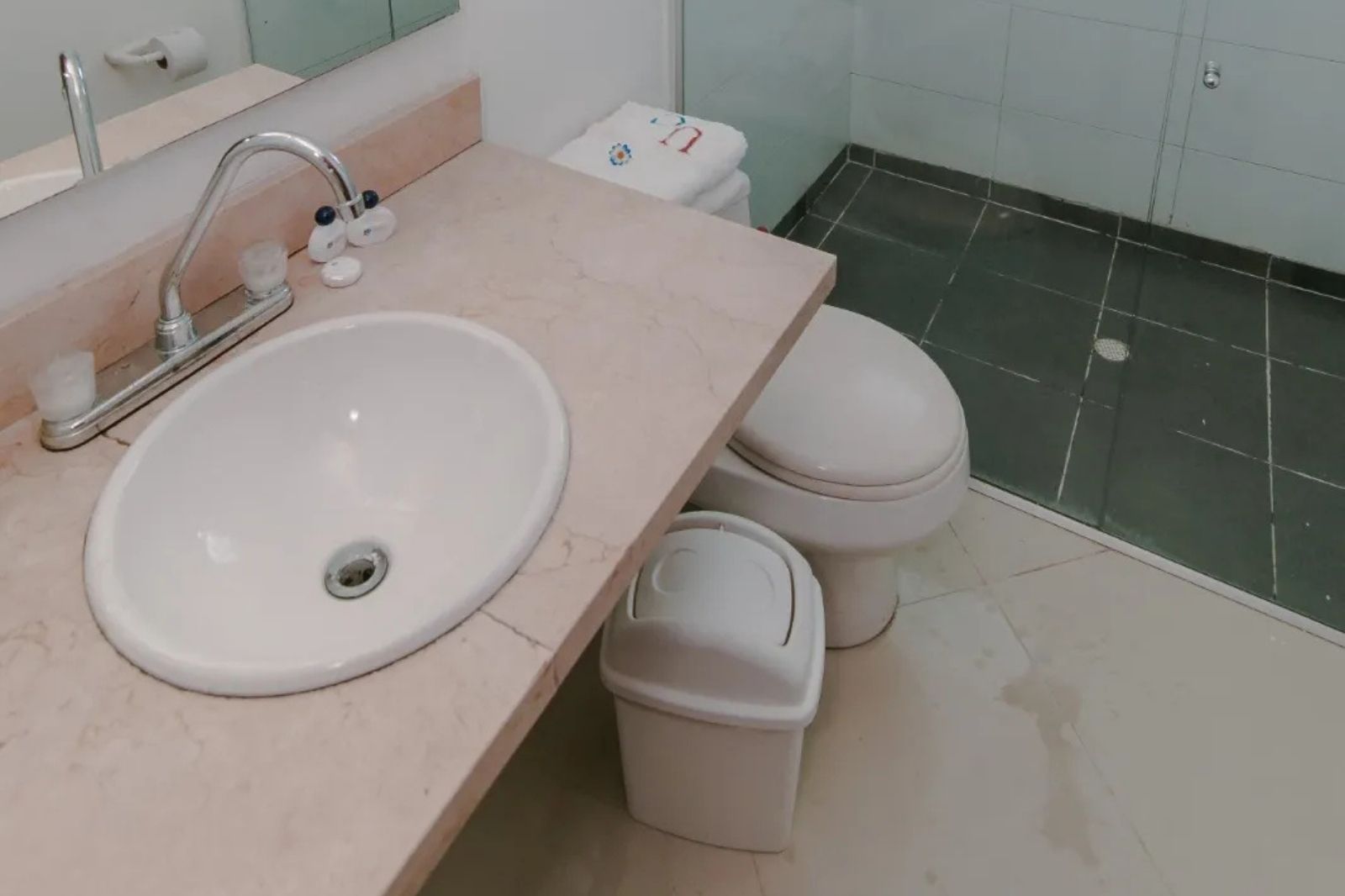 Baño principal suites poseidon del caribe