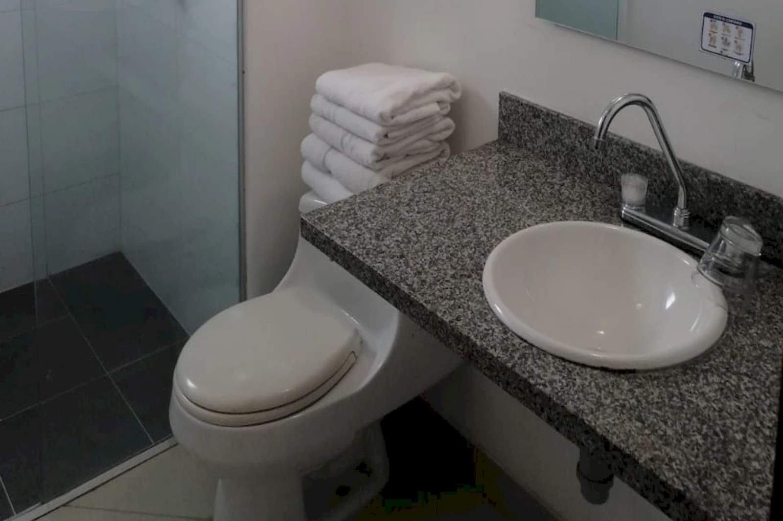 Baño del apartamento. Disfruta Vacaciones Poseidón del Caribe Apartamento 706 Tres Alcobas El Laguito Cartagena