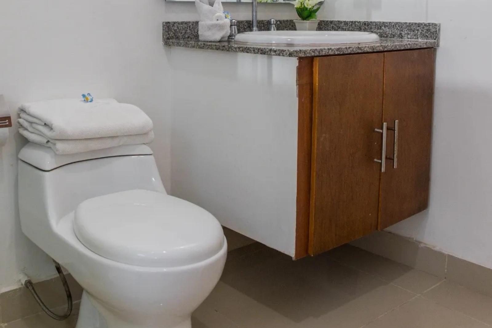Detalle del baño principal del Apartamento 1801 tu mejor estancia Poseidón del Caribe en el barrio El Laguito