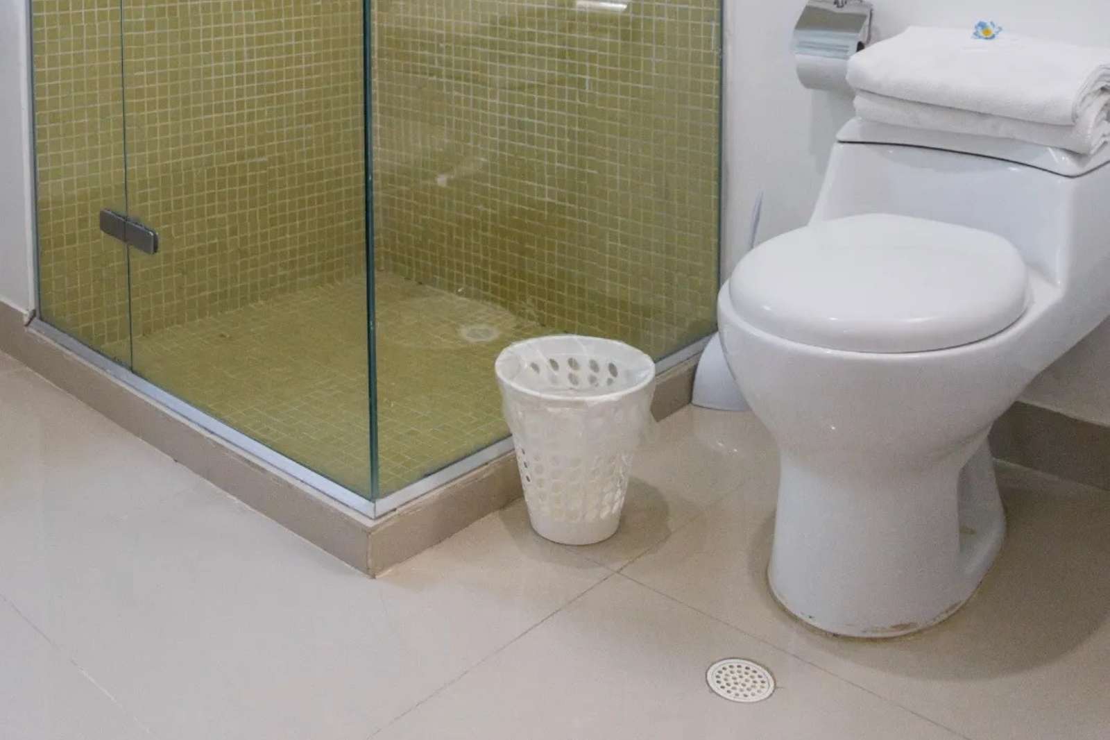 Baño principal del Apartamento 1801 tu mejor estancia Poseidón del Caribe en el barrio El Laguito