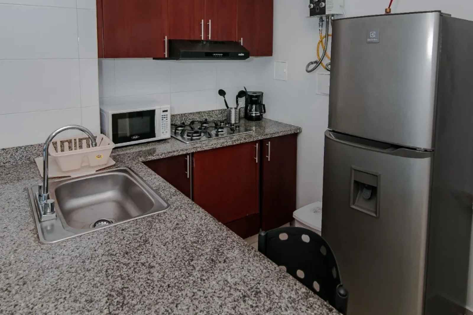 Cocina super equipada con nevera, estufa, licuadora, sanduhera, utensilios y todo lo necesario para una cómoda estadía en el Penthouse Poseidón del Caribe Apartamento Vacacional 804 Barrio El Laguito Cartagena
