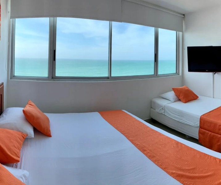 habitacion principal con una cmaa doble matrimonial mas una cama sencilla y vista al mar del apartamento vacacional 1003 Andrea para un verdadero descanso frente al caribe