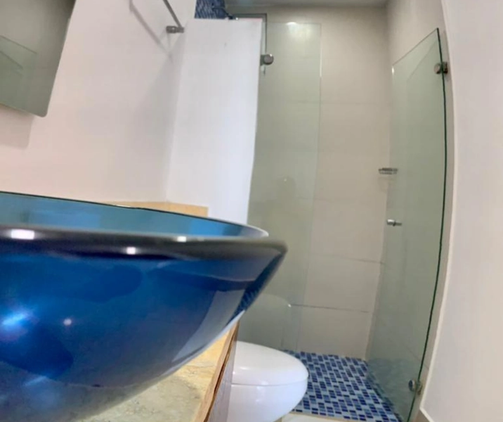 Baño de la habitación principal del apartamento vacacional 1003 Andrea para un verdadero descanso frente al caribe
