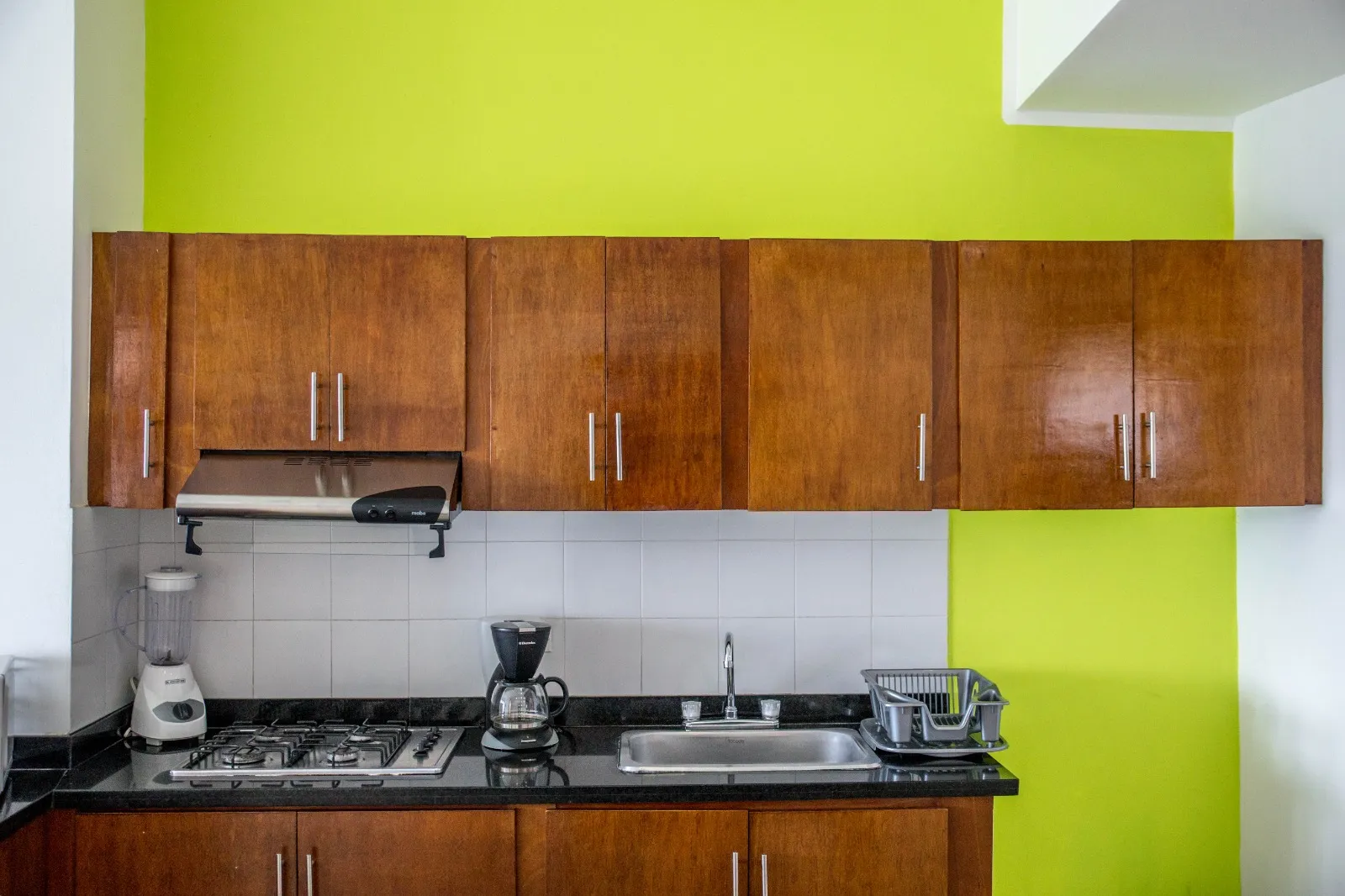 Cocina completa y cómoda del Apartamento 1801 tu mejor estancia Poseidón del Caribe en el barrio El Laguito