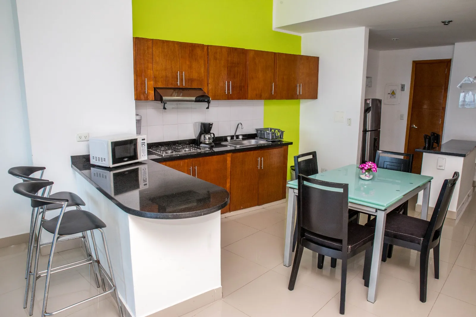 Cocina euipada del del Apartamento 1801 tu mejor estancia Poseidón del Caribe en el barrio El Laguito
