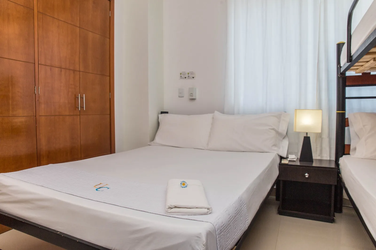 Alcoba Principal con cama doble matrimonial mas cama sencilla del Apartamento 1801 tu mejor estancia Poseidón del Caribe en el barrio El Laguito