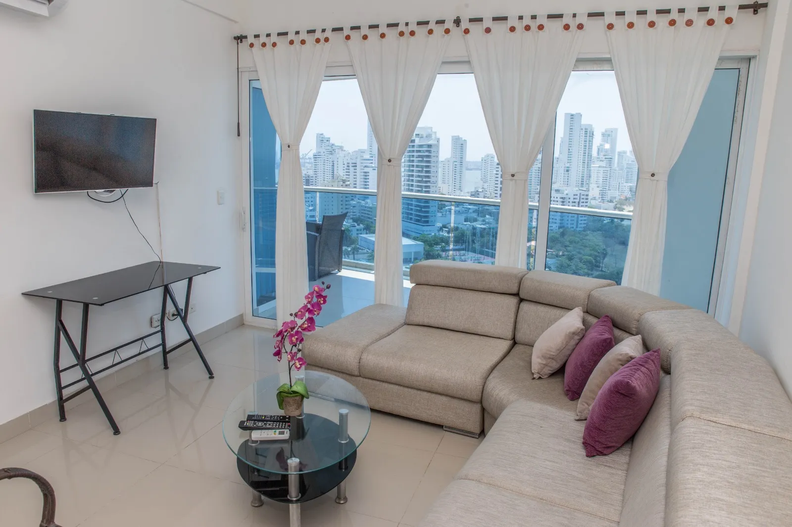 SAla con salida al balcón del del Apartamento 1801 tu mejor estancia Poseidón del Caribe en el barrio El Laguito