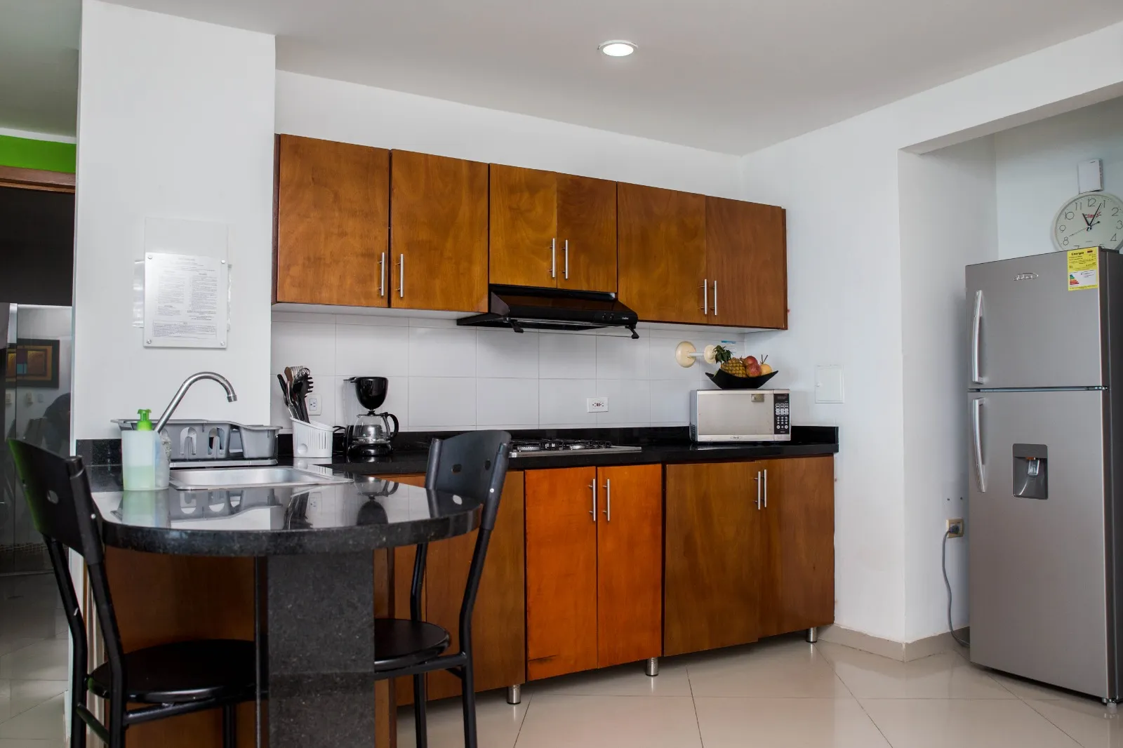 Cocina equipada con electrodomésticos y menaje. Reserva Poseidón del Caribe Apartamento 2003 Dos Alcobas El Laguito Cartagena