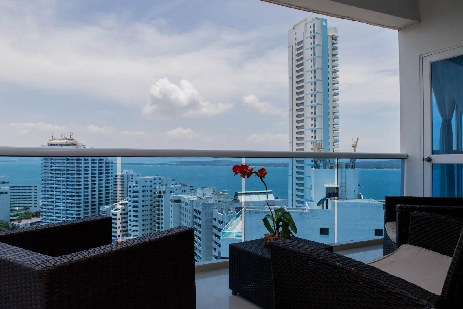 Balcón con la vista panorámica sobre el Mar CAriobe. Reserva Poseidón del Caribe Apartamento 2003 Dos Alcobas El Laguito Cartagena