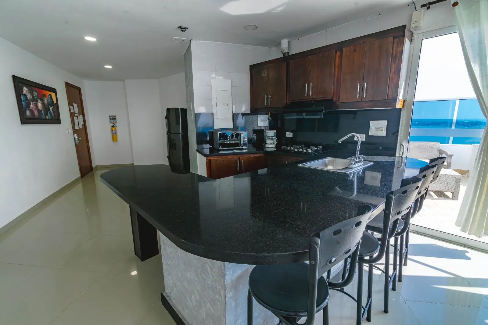 Cocina y Comedor del apartamento 2007 Dos Alcobas con JACUZZI del Edificio Poseidón del Caribe Laguito Cartagena