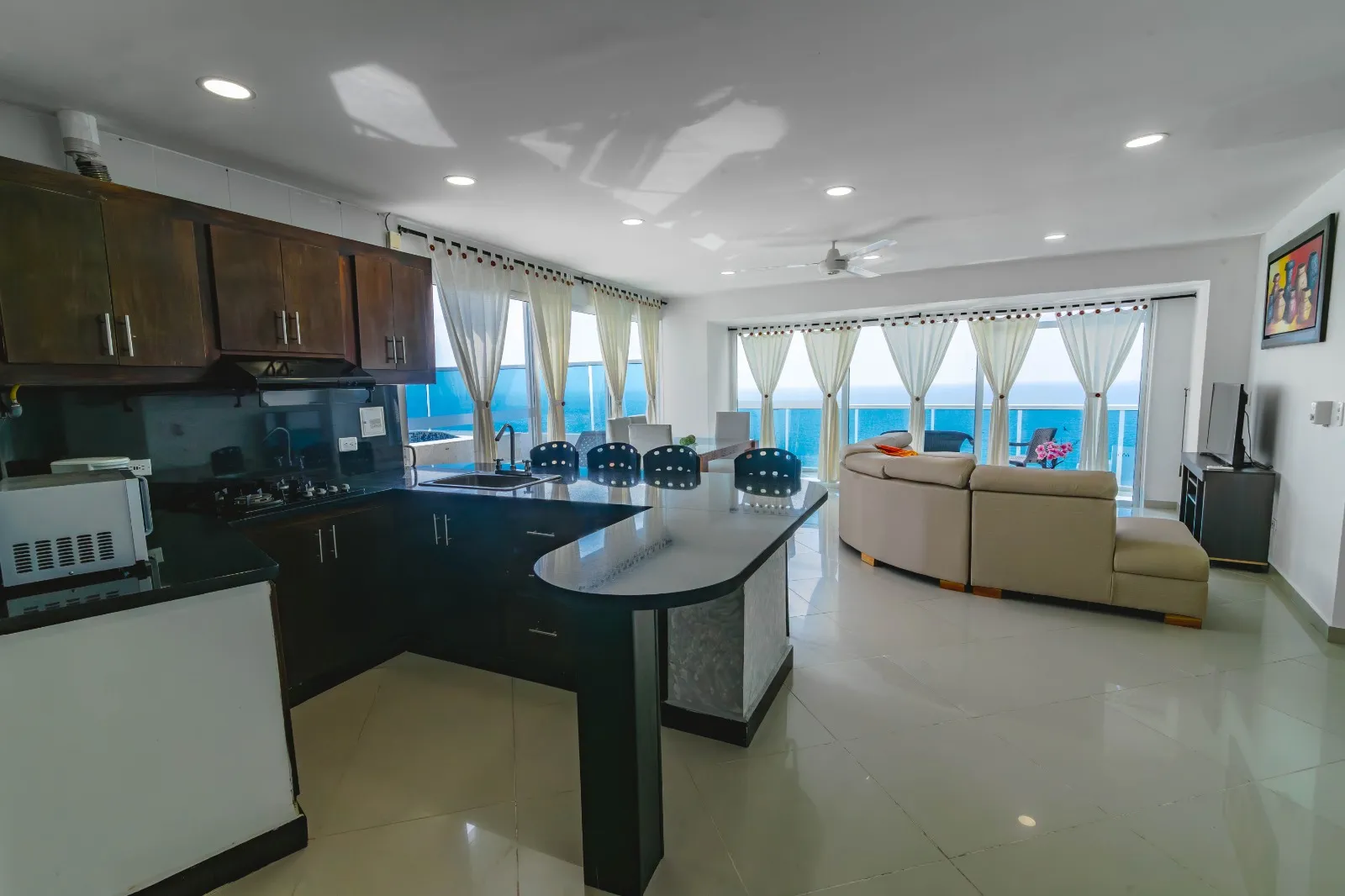 Espacios amplios y muy cómodos -en el apartamento 2007 Dos Alcobas con JACUZZI del Edificio Poseidón del Caribe Laguito Cartagena