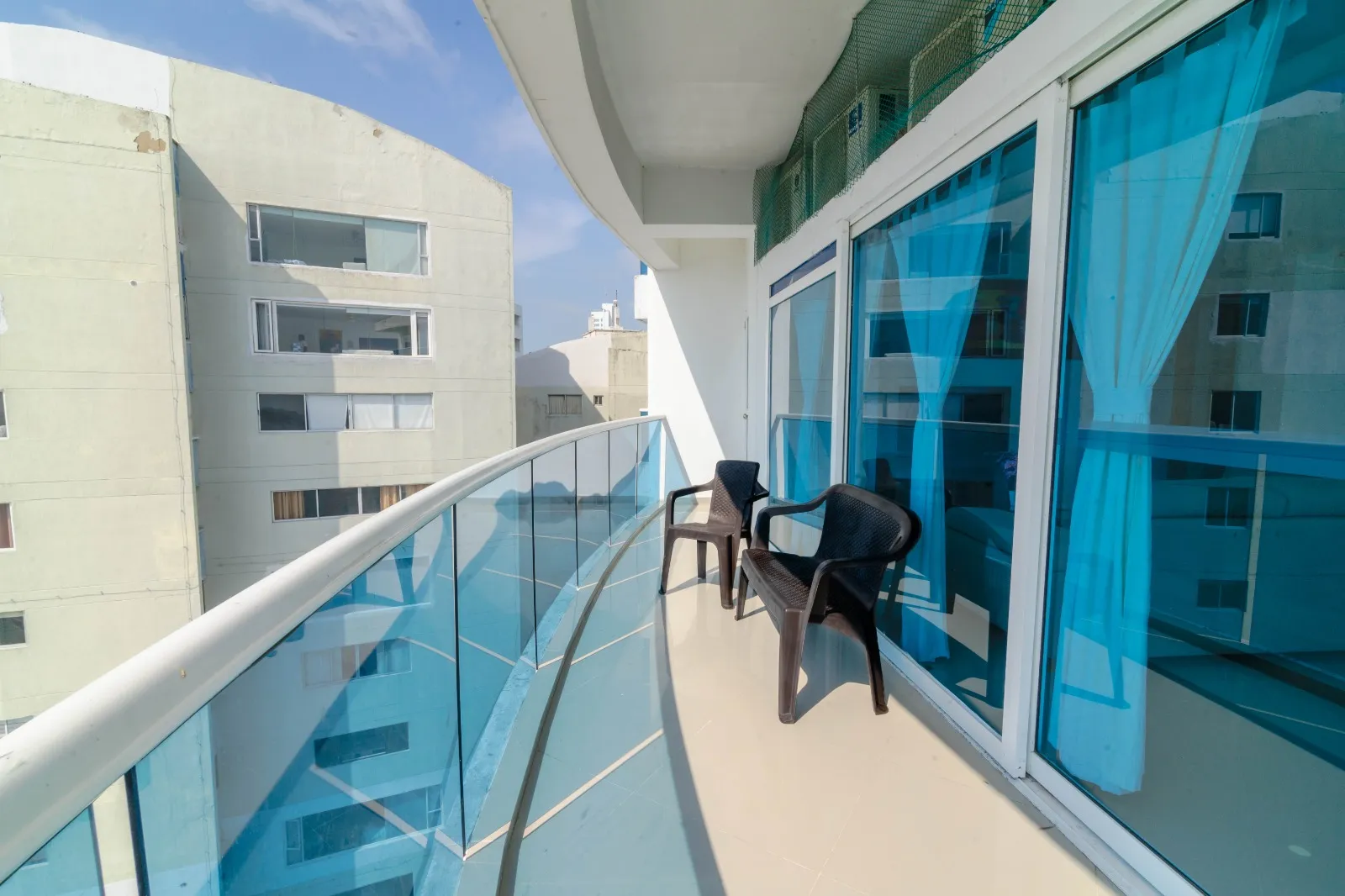 Balcón con vista al mar y al Laguito en el apartamento 2007 Dos Alcobas con JACUZZI del Edificio Poseidón del Caribe Laguito Cartagena