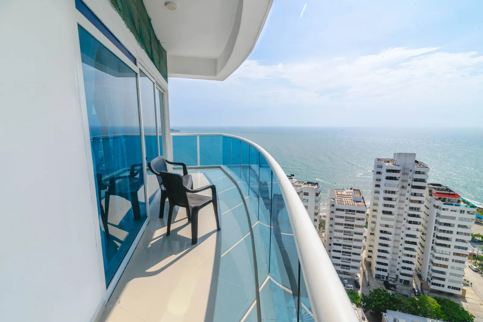 La linea del horizonte marino se observa mejor en balcón del apartamento 2007 Dos Alcobas con JACUZZI del Edificio Poseidón del Caribe Laguito Cartagena